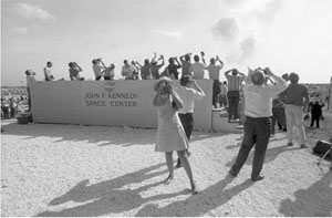 winogrand_spacectr